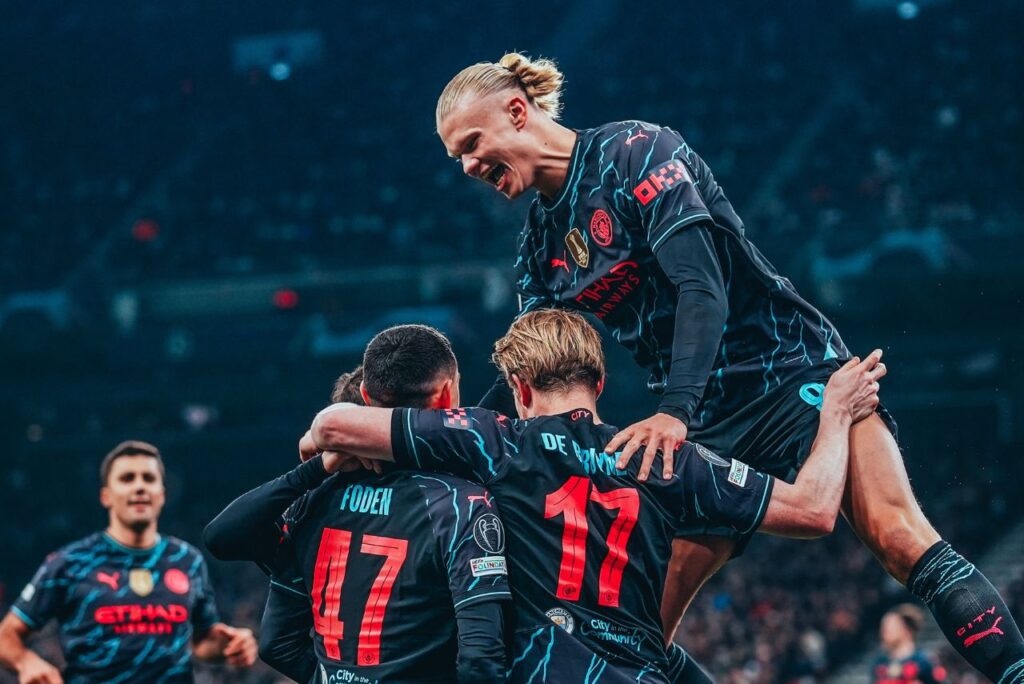 Jogadores do Manchester City comemoram primeiro gol