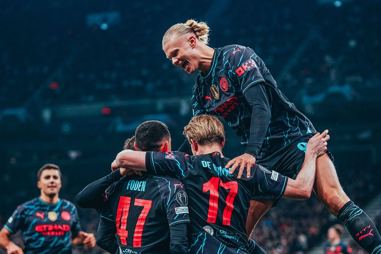 Jogadores do Manchester City comemoram primeiro gol