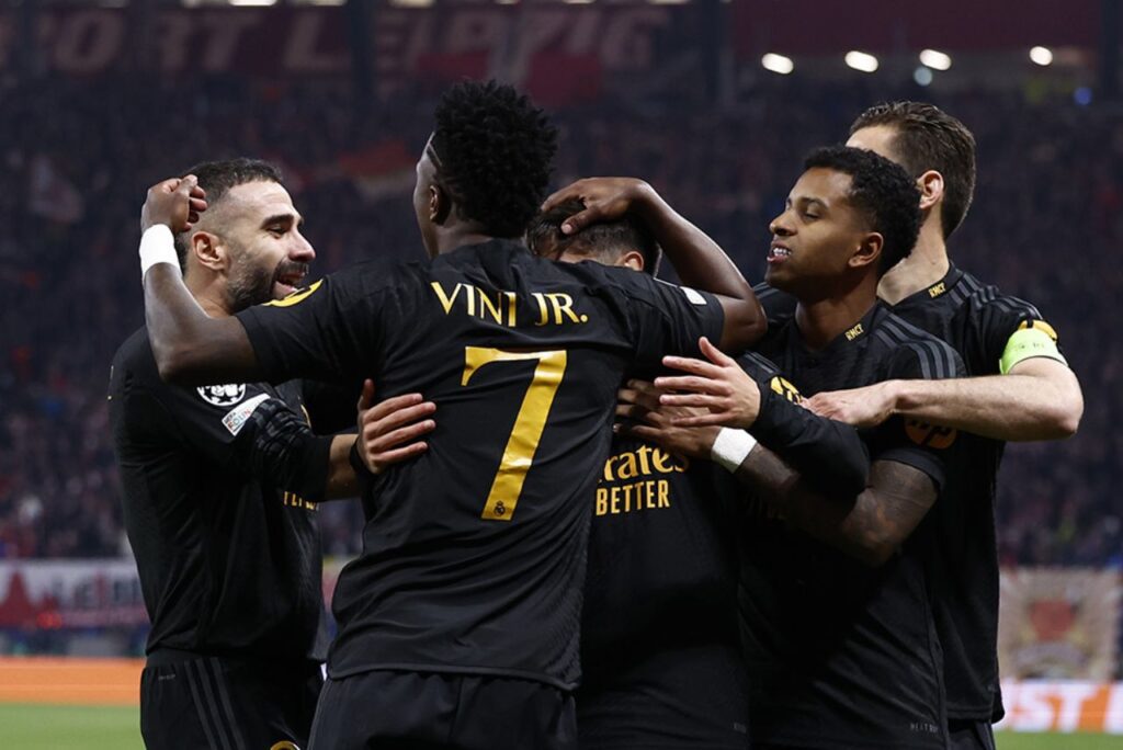 Jogadores do Real Madrid comemoram belo gol