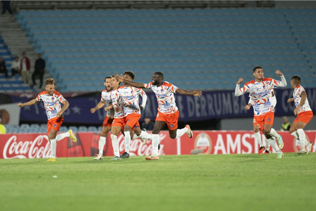 Atletas do Puerto Cabello comemoram classificação