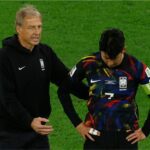 Treinador da Coreia do Sul ao lado do atacante Son