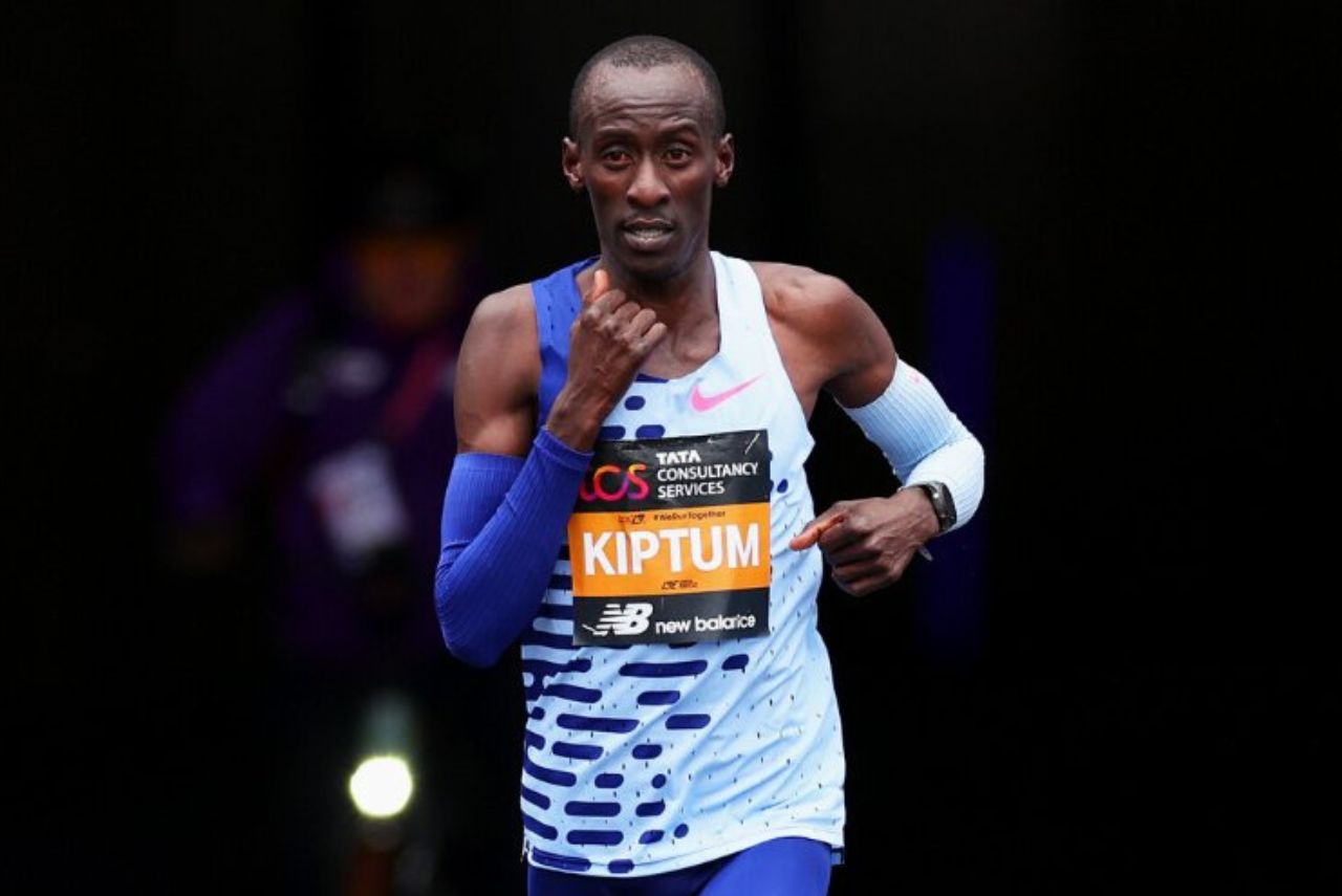 Queniano Kelvin Kiptum em prova da Maratona de Chicago 2023