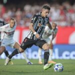 Atacante Cristian Pavón, alvo do Grêmio, cobrando pênalti em jogo do Atlético-MG