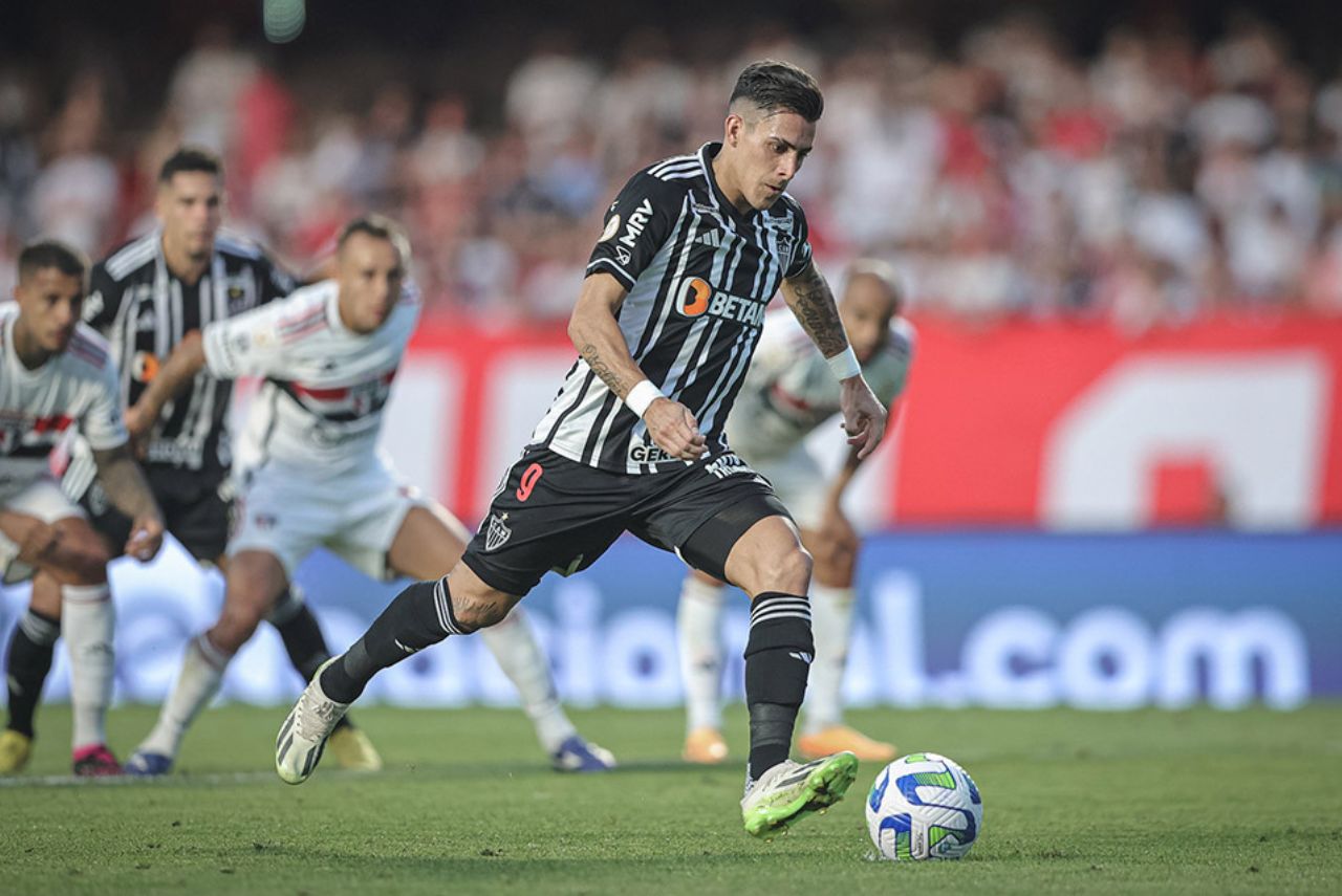 Atacante Cristian Pavón, alvo do Grêmio, cobrando pênalti em jogo do Atlético-MG
