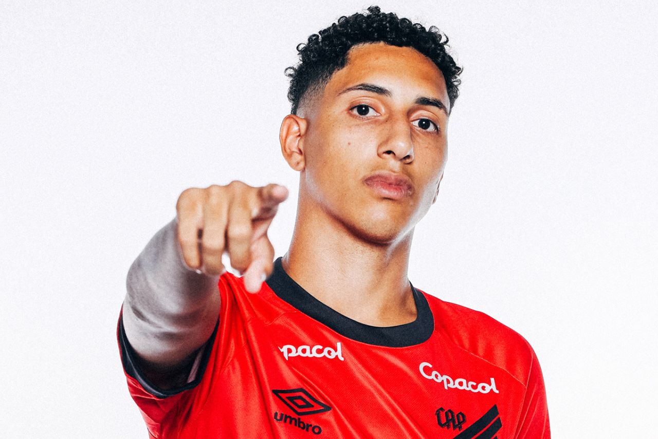 Volante Felipinho posa com a camisa do Athletico-PR