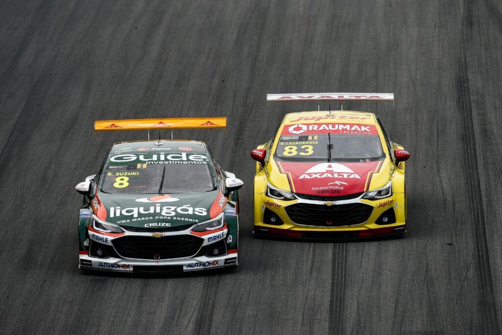 Carros de Rafael Suzuki e Gabriel Casagrande em prova da Stock Car em 2023