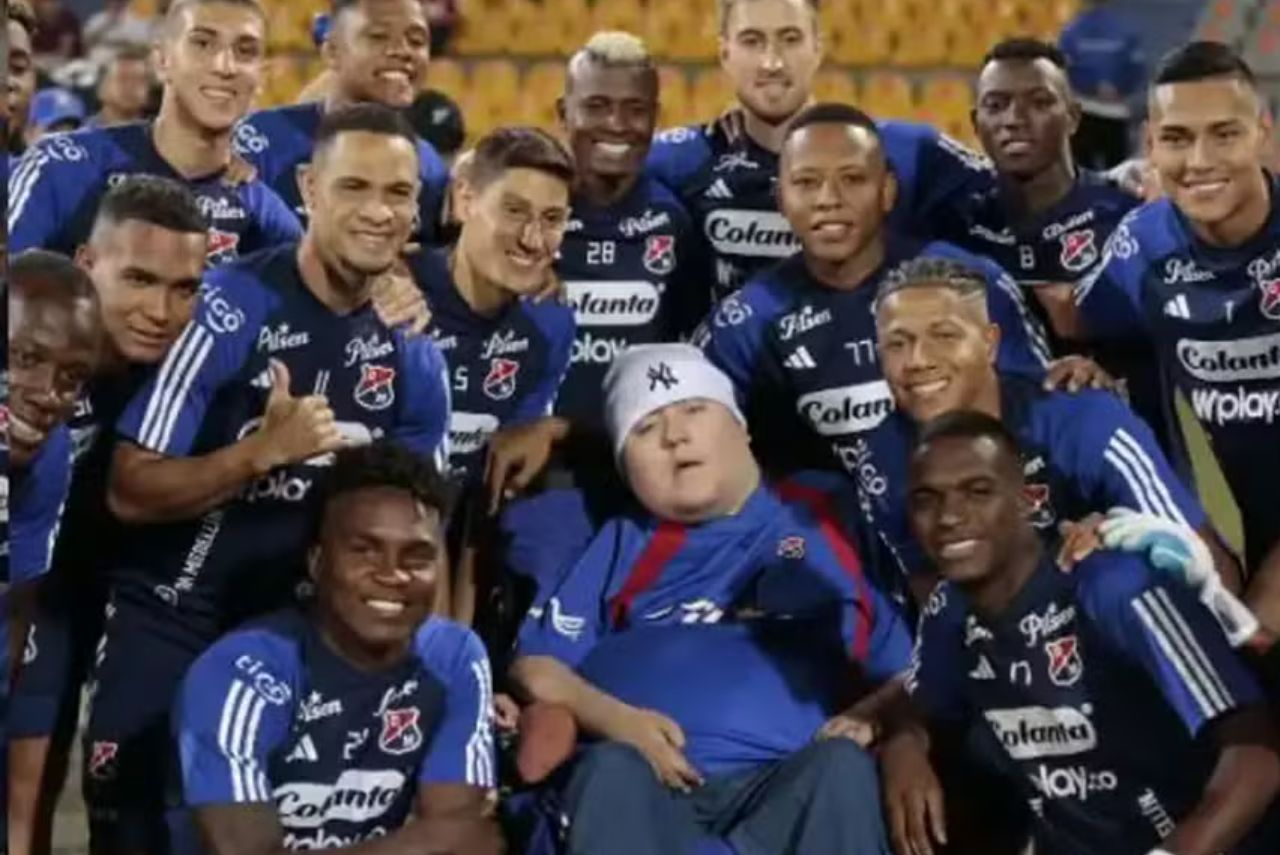 Sebastián Pamplona reunido com elenco do Independiente Medellín (Foto: Reprodução)