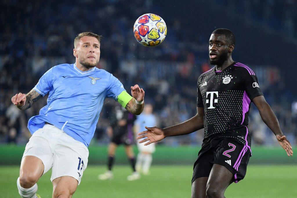 Immobile e Upamecano disputam bola em Lazio x Bayern de Munique