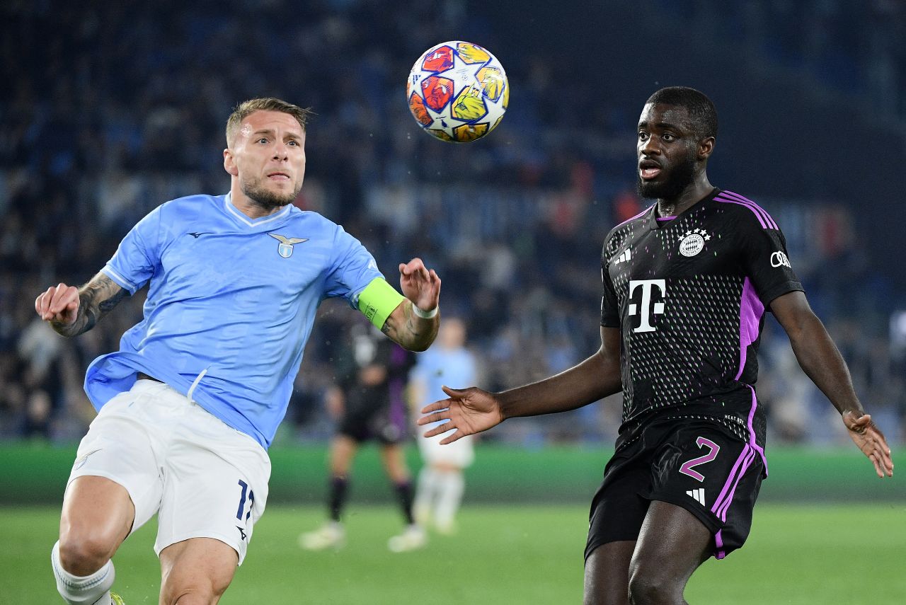Immobile e Upamecano disputam bola em Lazio x Bayern de Munique
