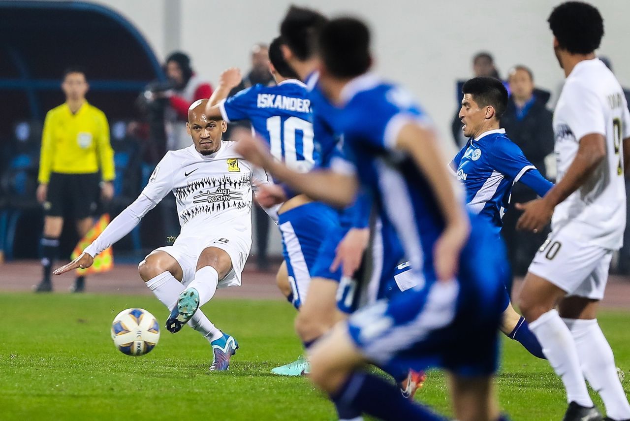 Fabinho em jogada do Al-Ittihad