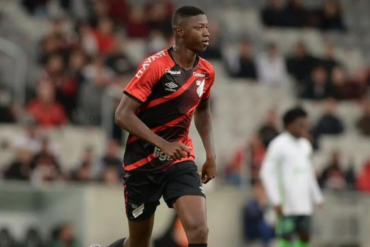 Matheus Babi perdeu espaço no Athletico-PR após lesão no joelho (Foto: Reprodução)