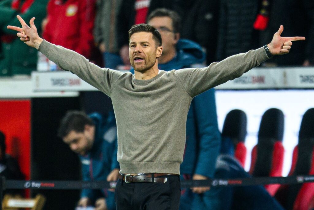 Treinador Xabi Alonso, em jogo do Bayer Leverkusen, líder da Bundesliga