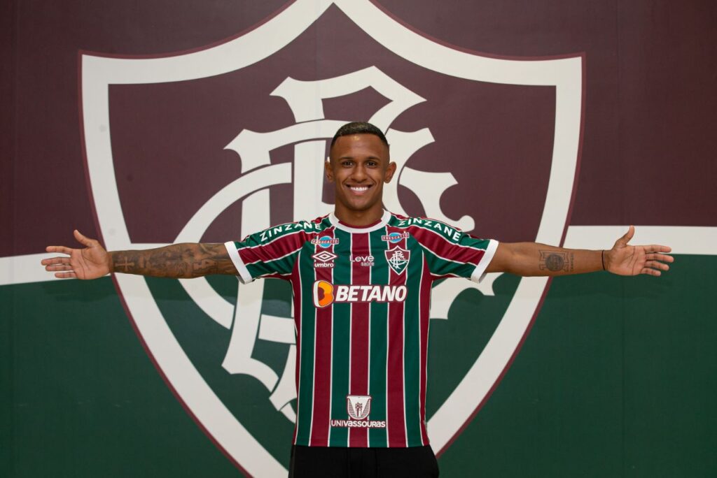 Atacante Marquinhos posa com camisa do Fluminense