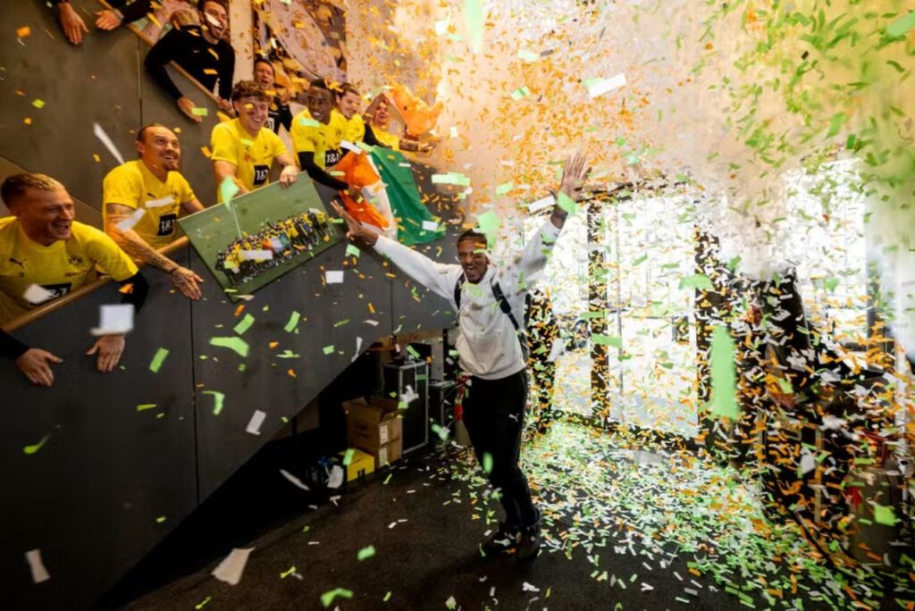 Elenco do Borussia Dortmund promoveu festa em retorno de Haller (Foto: Reprodução)