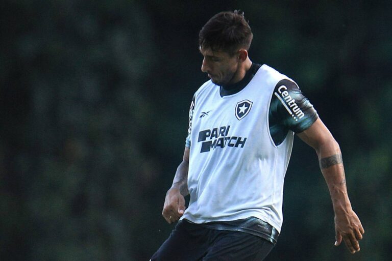 <p>Dámian Suares participando do treino do Botafogo. Foto: Vitor Silva/Botafogo</p>
