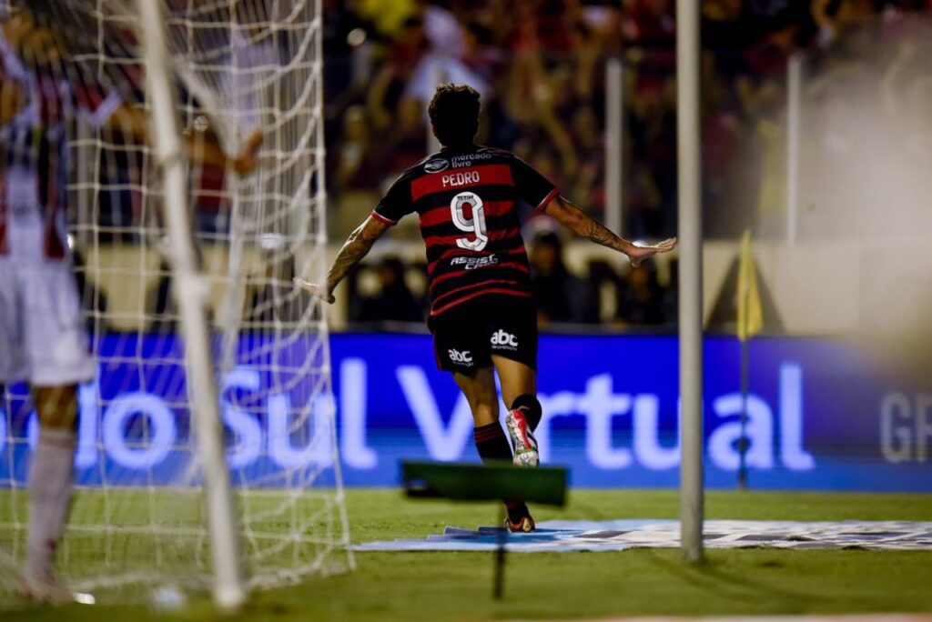 Pedro comemora gol pelo Flamengo