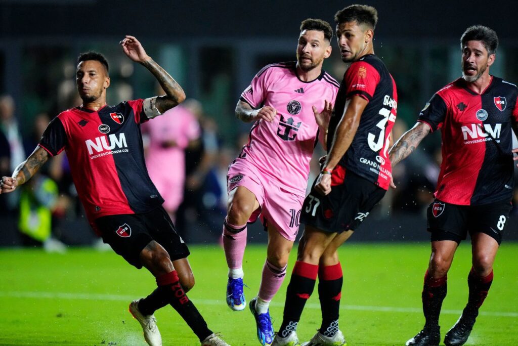 Messi cercado de marcadores do Newells