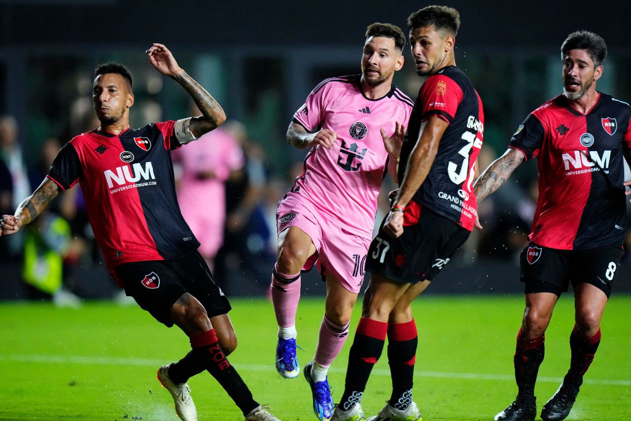 Messi cercado de marcadores do Newells