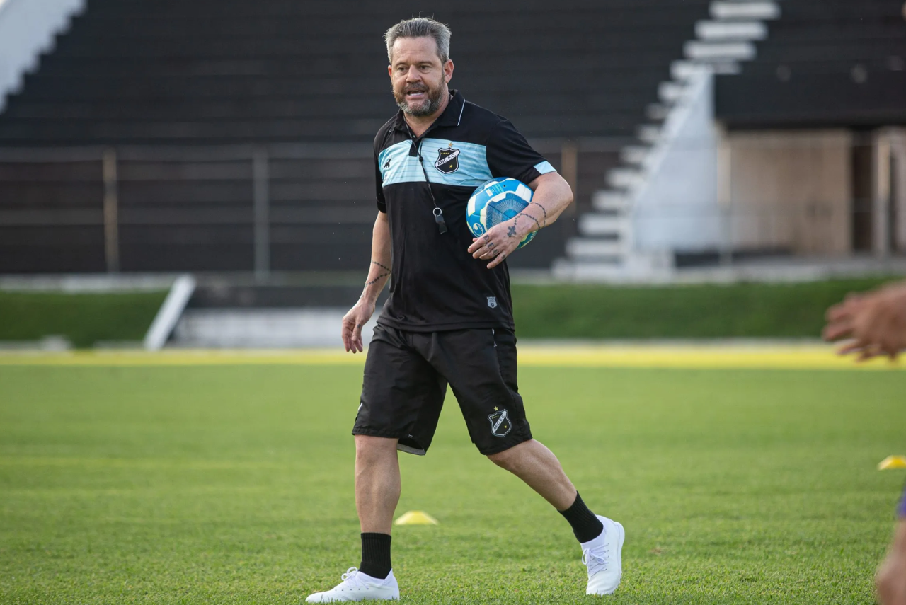 Treinador Argel Fuchs, anunciado do Caxias, em treino do ABC em 2023