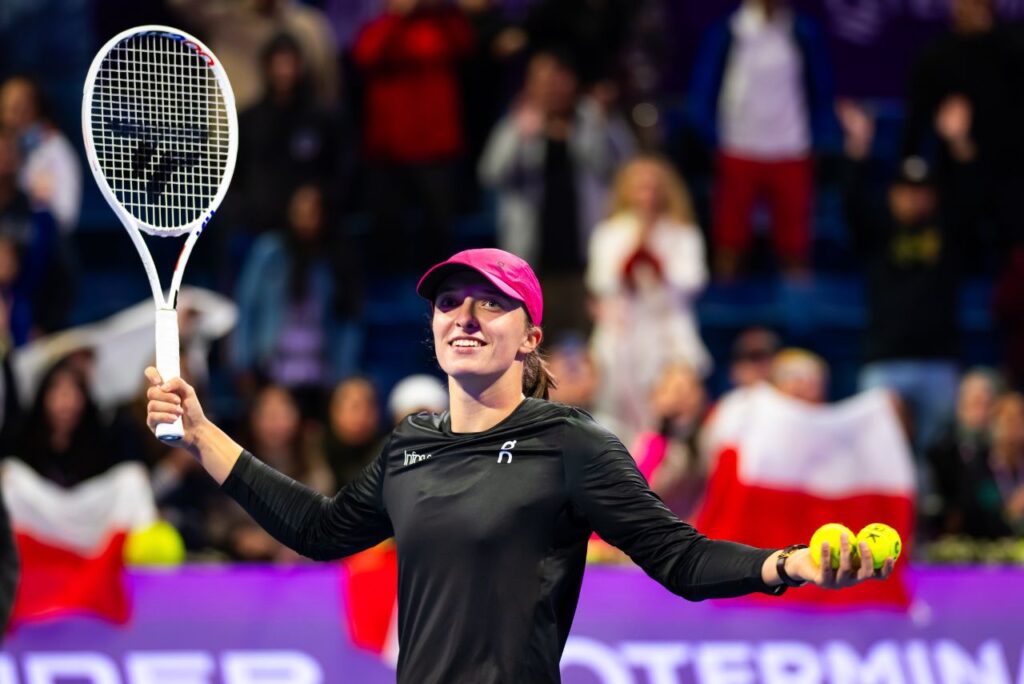 Tenista Iga Swiatek comemora vitória em jogo do Aberto de Doha