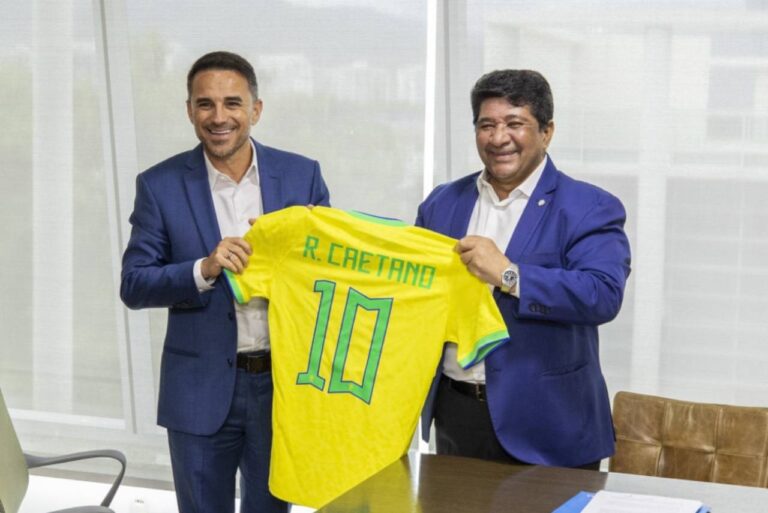 <p>Rodrigo Caetano assinou nesta sexta-feira (16) o contrato com a CBF. Foto: Lesley Ribeiro / CBF</p>