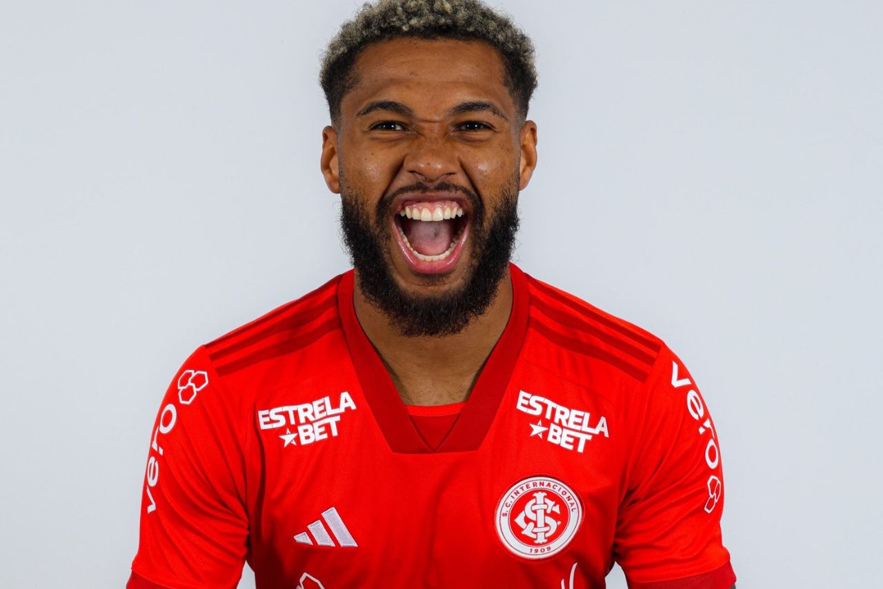 Atacante Wesley posa com a camisa do Internacional