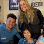 Mahomes e sua esposa em visita a uma das vítimas dos disparos. Reprodução/X