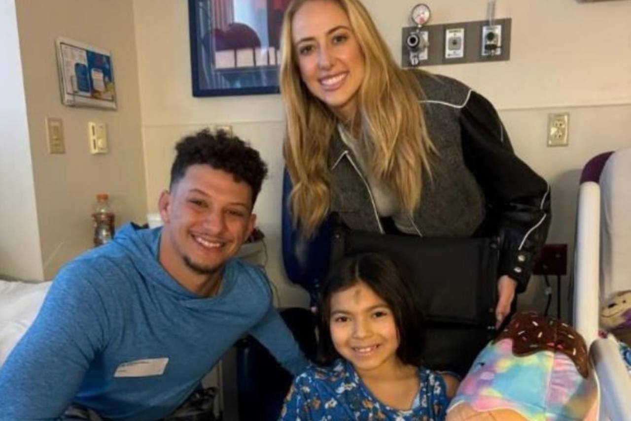 Mahomes e sua esposa em visita a uma das vítimas dos disparos. Reprodução/X