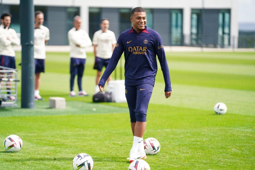 Atacante Kylian Mbappé em treino do PSG em 2023