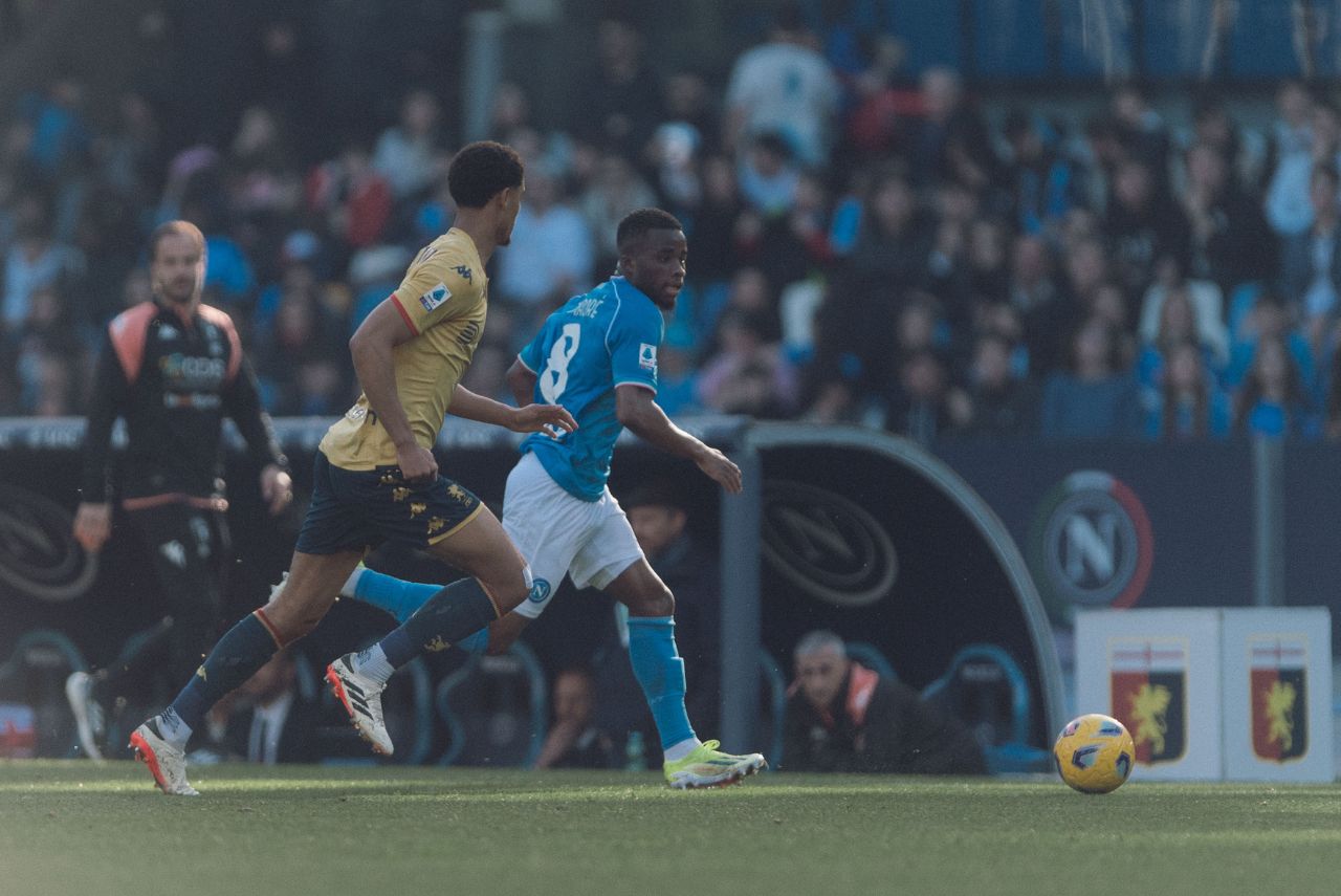 Meia Hamed Traorè em jogo do Napoli contra o Genoa no Campeonato Italiano em 2024