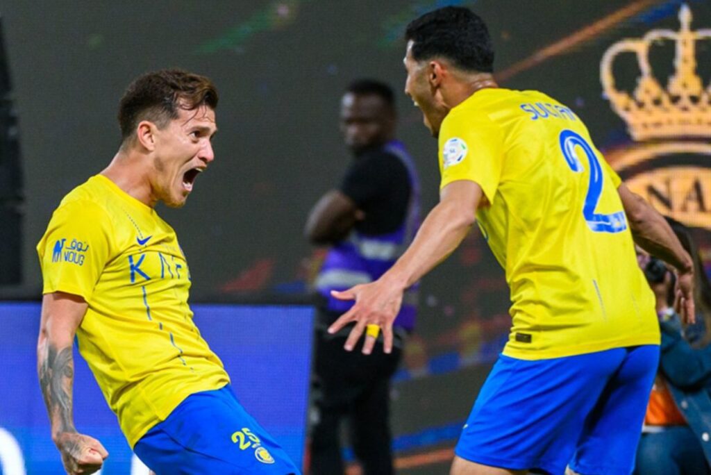 Sulhan Al-Ghannam e Otávio comemoram gol do Al-Nassr contra o Al-Fateh no Sauditão 2024