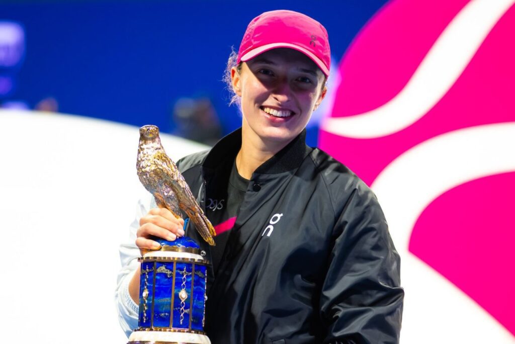 Tenista polonesa Iga Swiatek com o troféu do WTA 1000 de Doha
