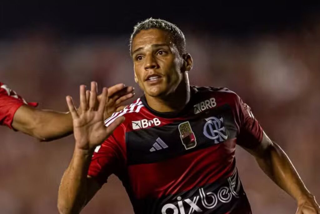 Thiaguinho comemora gol pelo Flamengo