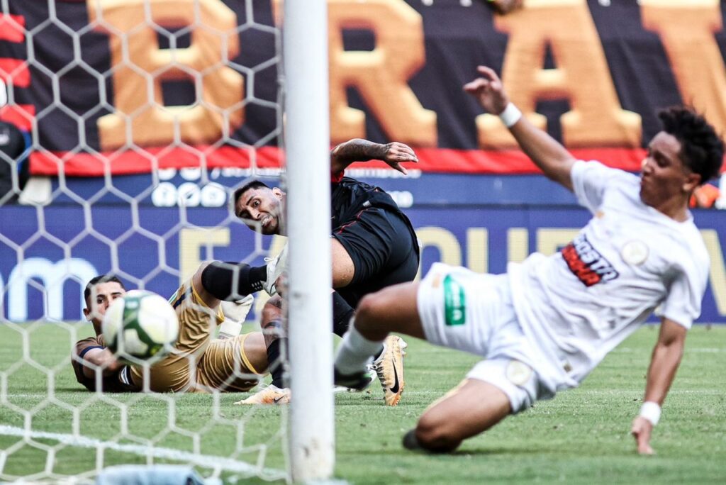 Momento do gol marcado pelo Sport