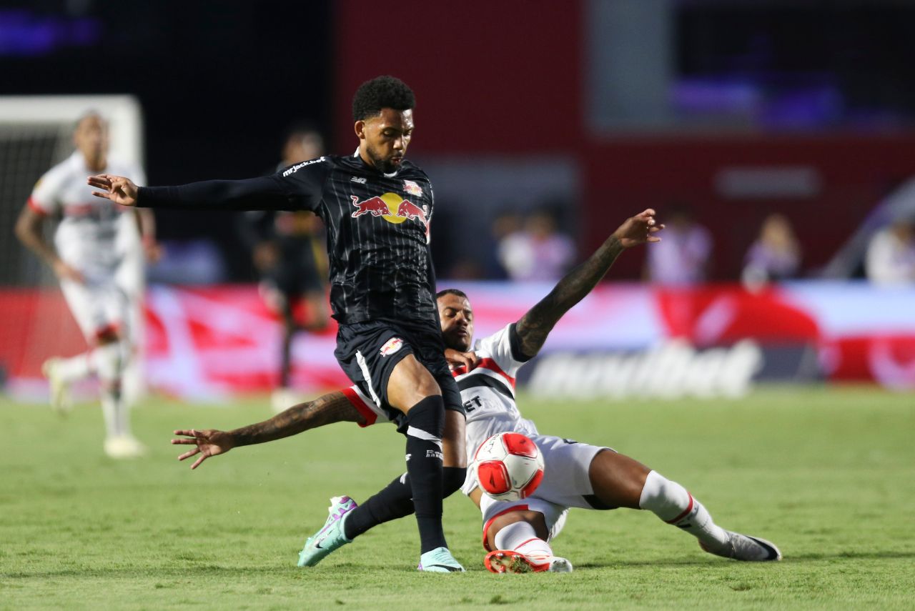 Volante Matheus Fernandes em jogo do Red Bull Bragantino contra o São Paulo no Paulistão 2024