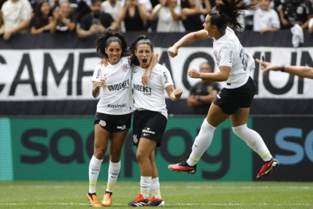 Comemoração do gol de Gabi Nunes, do Corinthians, na final da Supercopa Feminina 2024, contra o Cruzeiro