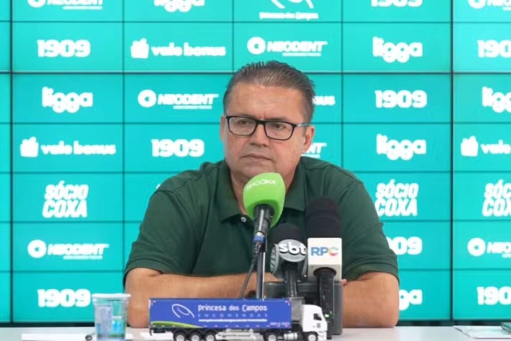 Executivo de futebol Júnior Chavare em coletiva no Coritiba