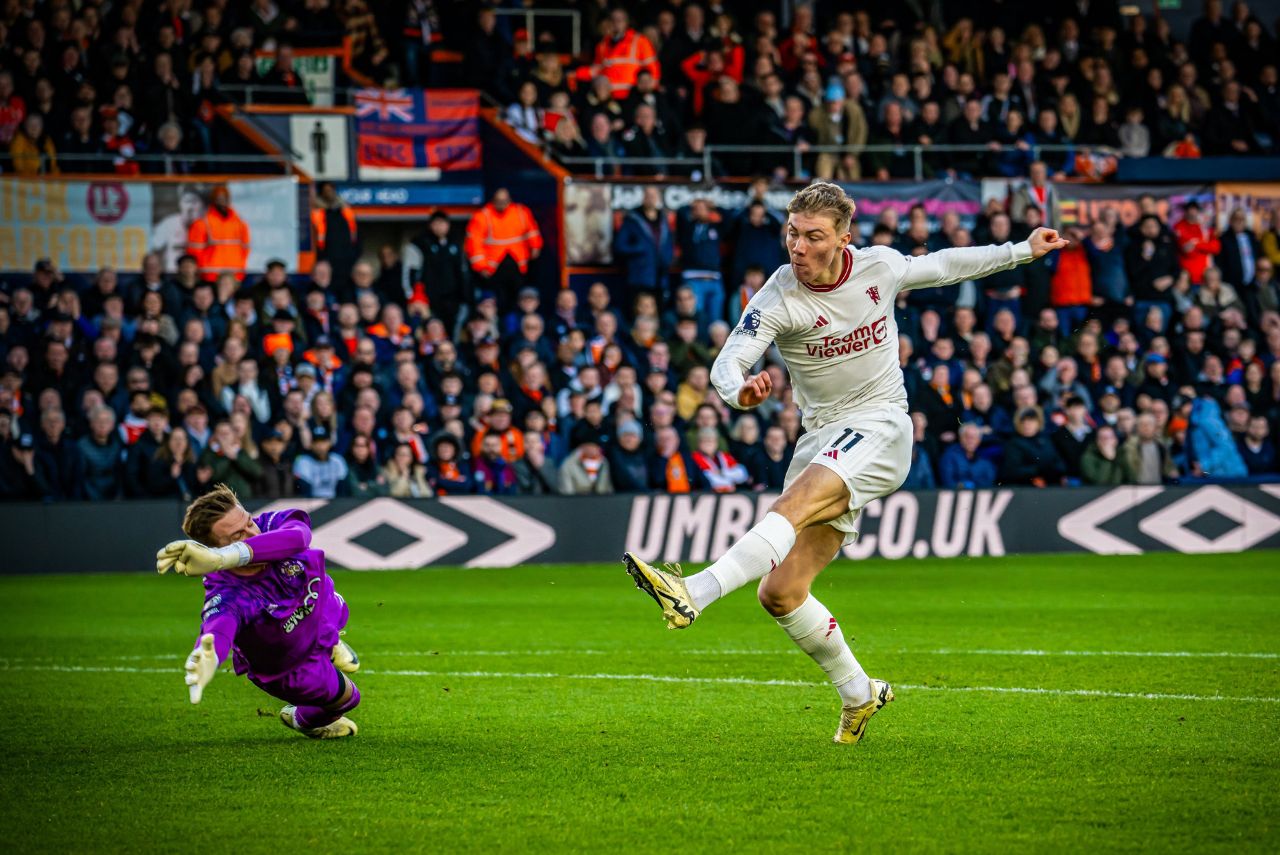Atacante Rasmus Højlund marca gol para o Manchester United contra o Luton Town na Premier League em 2024