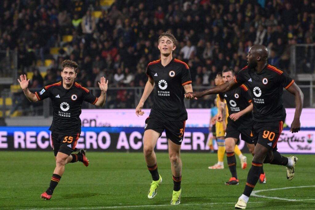 Jogadores da Roma comemoram vitória