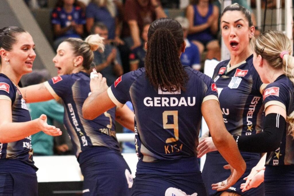 Jogadoras do Gerdau Minas comemoram em jogo contra o Regatas Lima no Sul-Americano de Vôlei 2024