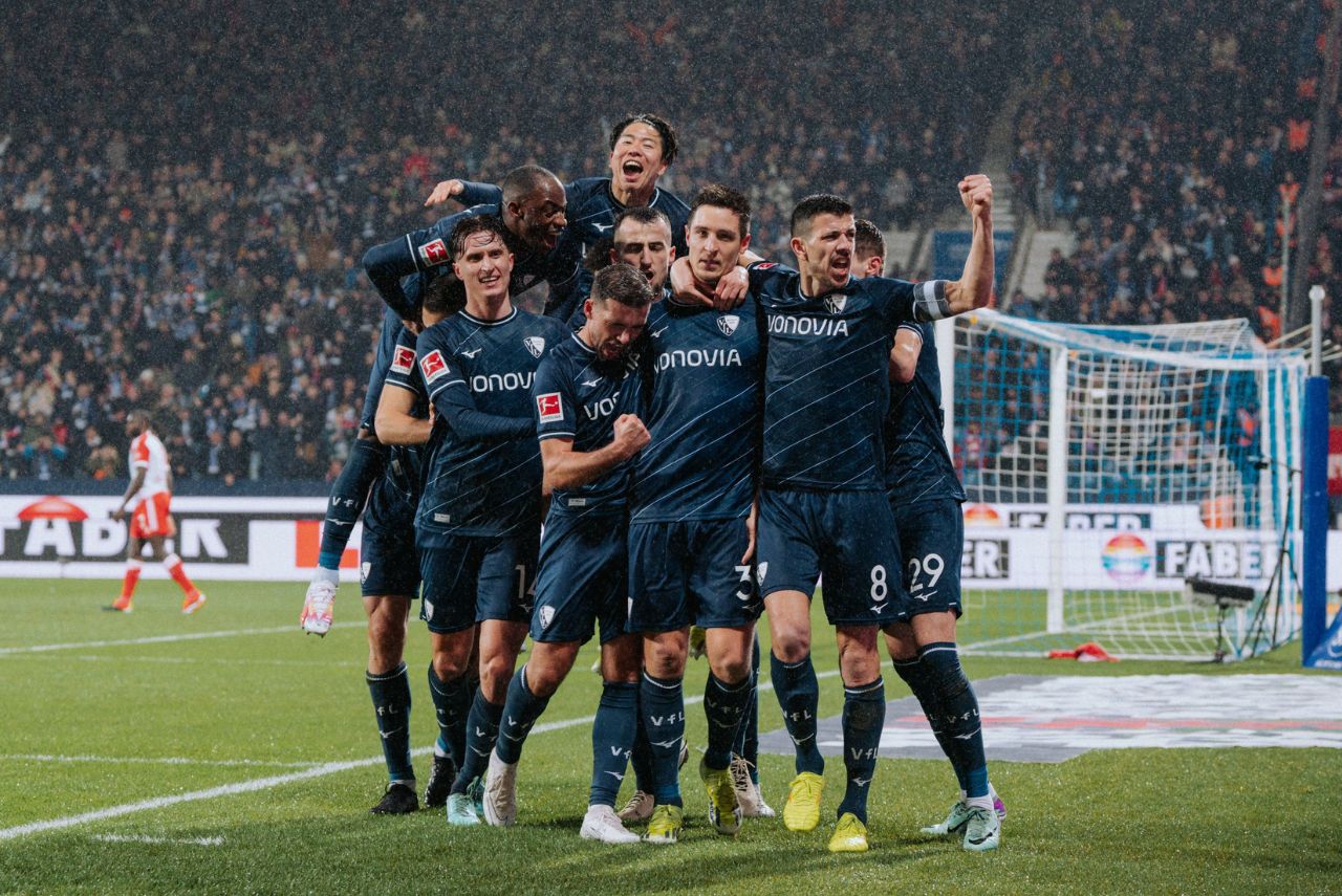 Jogadores do Bochum comemoram grande vitória contra o Bayern