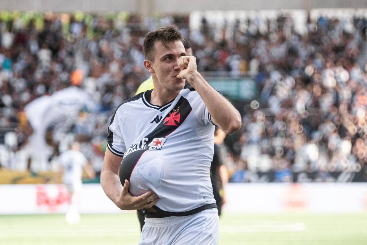 Lucas Piton comemora gol do Vasco