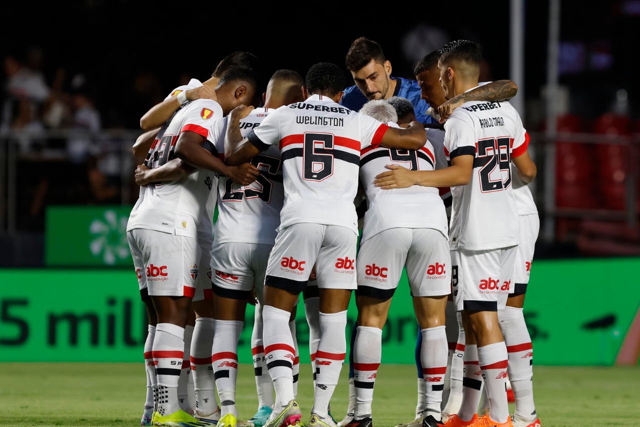 Elenco do São Paulo durante empate no Morumbi