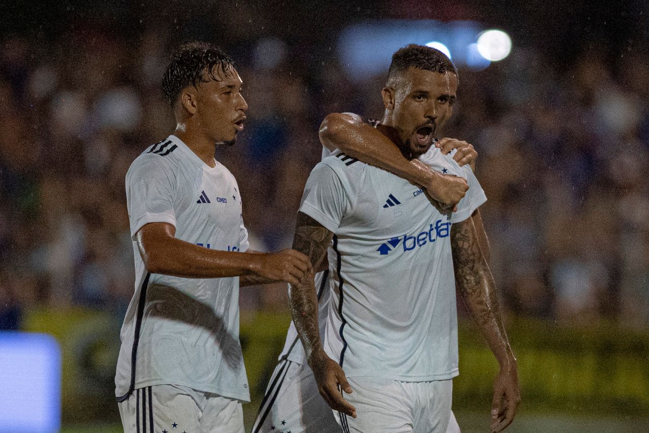 Jogadores do Cruzeiro comemoram vitória