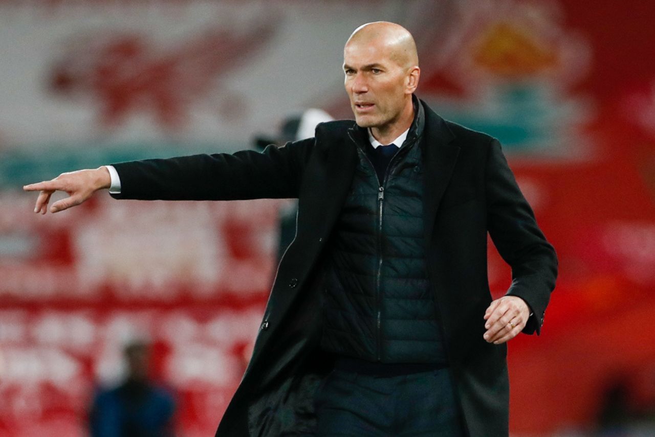 Treinador Zinédine Zidane em jogo do Real Madrid contra o Liverpool em 2021