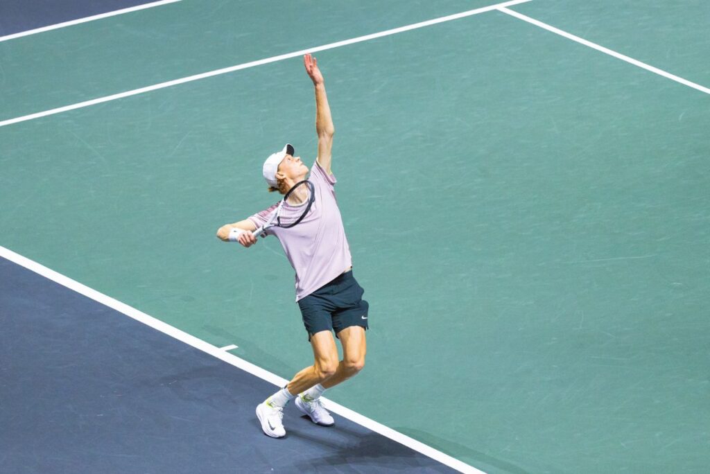 Tenista italiano Jannik Sinner em jogo do ATP 500 de Roterdã 2024