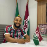 Samuel Xavier assinando contrato com o Fluminense