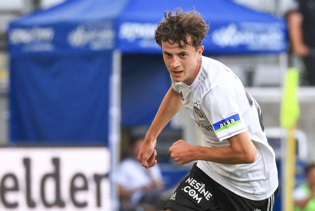 Emirhan Delibas foi revelado na base do Besiktas (Foto: X/Reprodução)