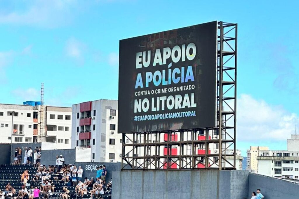 Mensagem veiculada nos telões da Vila Belmiro, antes da partida entre Santos e Novorizontino (Foto: X/Reprodução)