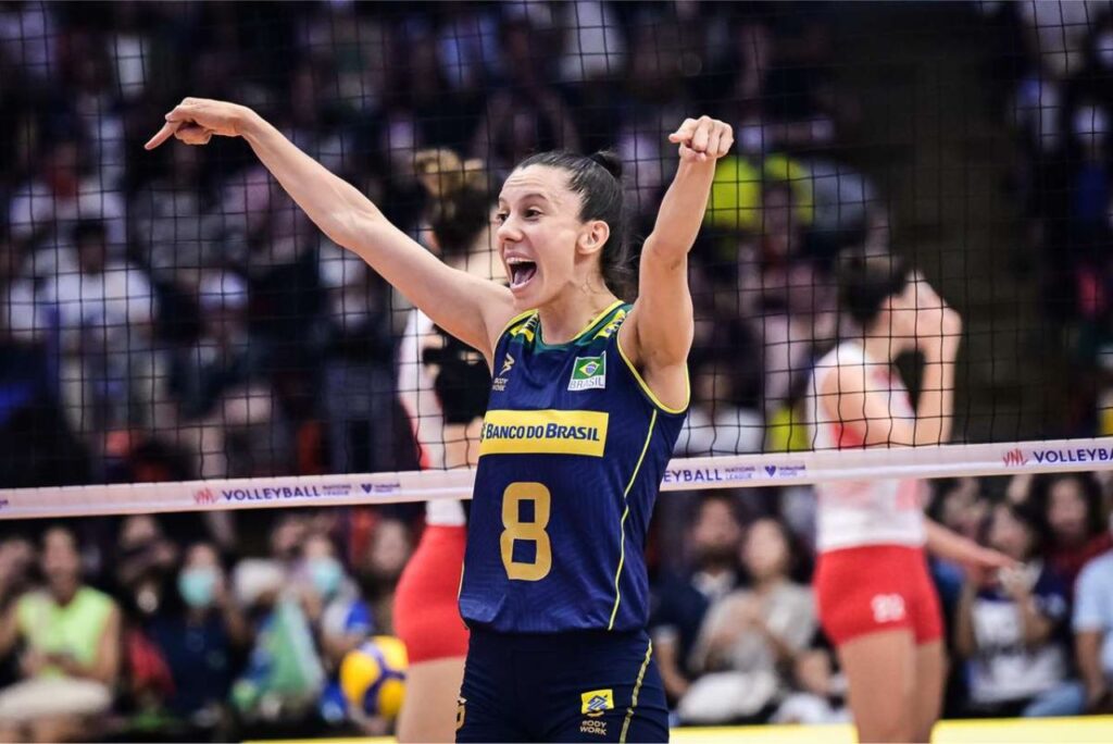 Levantadora Macris Carneiro em jogo da Seleção Brasileira de Vôlei